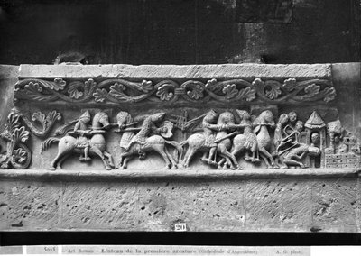 Catedral de São Pedro em Angoulême, detalhe de lintel na fachada oeste representando cenas inspiradas em La Chanson de Roland, original de c.1125-35 (gesso de pedra) de French School