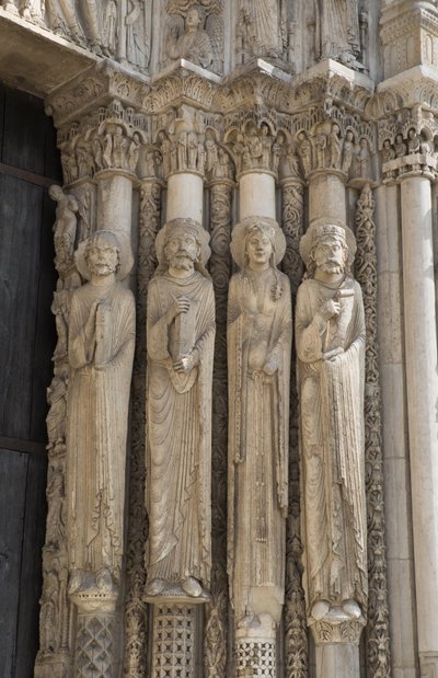 Cathedrale de chartres, detalhe do fogo à direita da baía central do portão real, da esquerda para a direita, um profeta, o rei David, uma rainha, Salomão. de French School