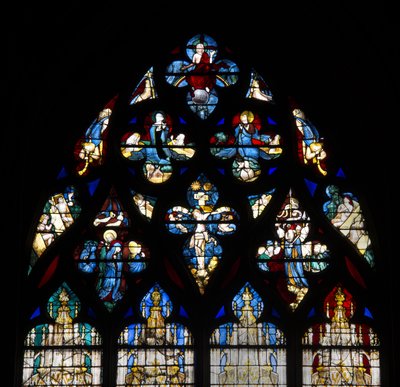 Cathedrale de chartres, vitral: a capela de Vendome, alto detalhe representando a crucificação de cristo e o juízo final de French School