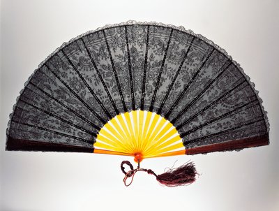 Ventilador de mão de renda chantilly, renda usinada e costelas de tartaruga loira de French School