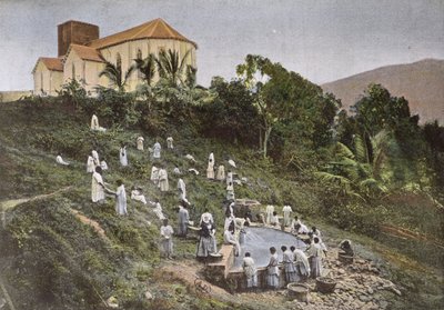 Crianças da Nova Caledônia levadas ao local de lavagem pelas Irmãs Missionárias, gravadas por Gillot, no final do século XIX de French School