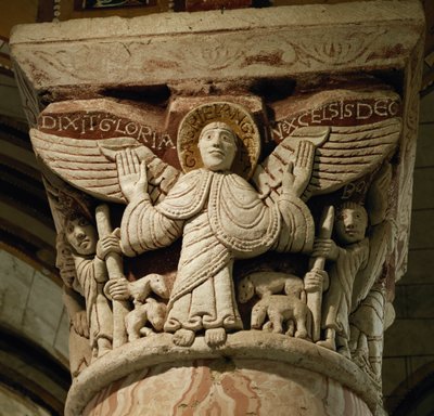 Capital da coluna representando o arcanjo Gabriel de French School