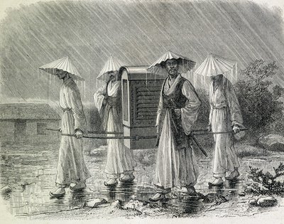 Coreanos vestidos num palanquim (fato de chuva dos coreanos) transportando uma cadeira. Ilustração retirada de "An expedition in Korea" de H. Zuber, antigo oficial da marinha (1866) - in "Tour du Monde". de French School