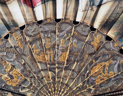Ventilador de quadra retratando Amor e teatro, papel coberto com pau de guarda em marfim decorado com esmaltes e metais dourados e prateados, altura 20,5 cm de French School