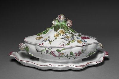 Terrina de Molho Coberto com Suporte Conectado, fabricante Veuve Perrin Factory, c.1765 de French School