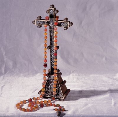 Crucifixo e rosário dizem ter pertencido a Maria Rainha dos Escoceses (1542-87) de French School