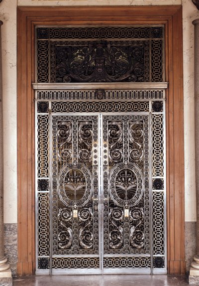 Portões decorativos da Galerie dApollon no museu, c.1650 (ferro) de French School