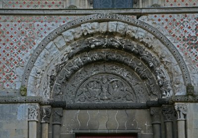 Descrevendo um detalhe da porta norte de French School