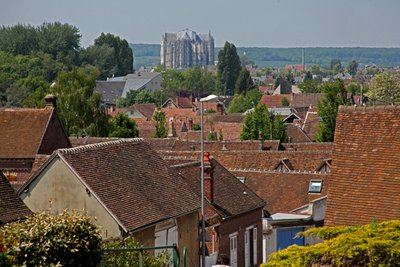 Retratando uma vista da catedral de Beauvais vista de longe de French School