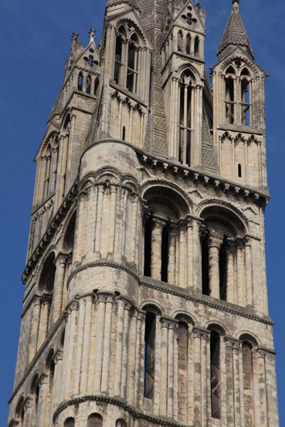 Retratando uma visão de uma das torres ocidentais de French School