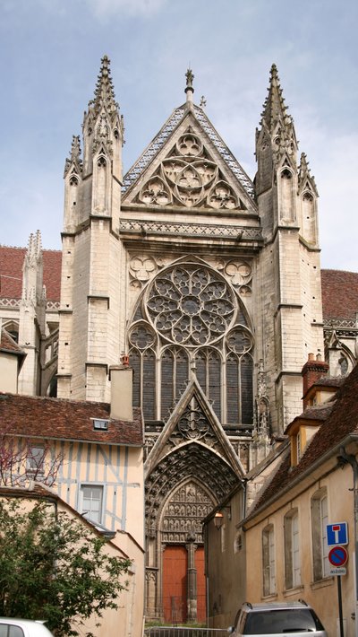 Representando a fachada sul e rosácea de French School