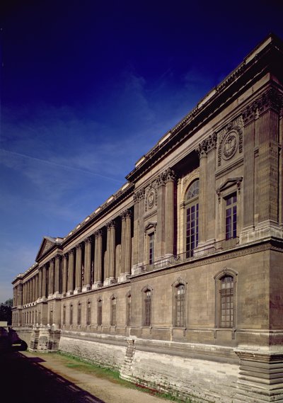 Fachada leste, entrada principal e colunata projetada por Claude Perrault (1613-88) e outros, iniciada em 1678, completada por Jacques Germain Soufflot (1713-80) 1774 de French School