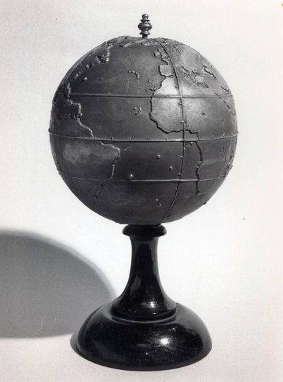Globo educativo para cegos (bronze) (foto a p/b) de French School