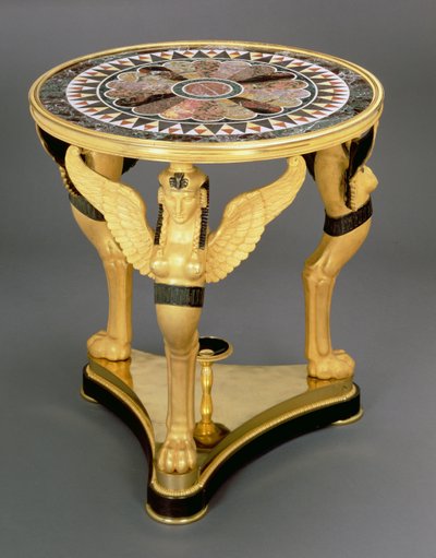 Império gueridon, constituído por um exemplar circular de mármore com um padrão de roseta central rodeado por pontos estrelados, apoiado nas asas de três esfinge monopodiae, levantado sobre uma base triangular de ormolu, c.1800 (mármore e ormolu) de French School