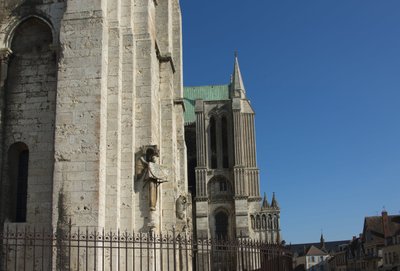 Vista exterior da catedral de Chartres com o anjo no mostrador de French School