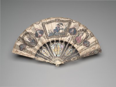 Leque dobrável com uma cena de chinoiserie, retratos, figuras pastorais e naturezas mortas, c.1780 (marfim, douramento, madrepérola, vidro ou cristal de rocha e gema de pasta (mais tarde)) de French School