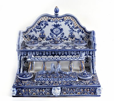 Caligrafia francesa: Escrita em porcelana de Gien, com um comprimento total de 40 centímetros, esta peça é muito representativa do século XVIII. Existem 5 tinteiros em duas fases, bem como um tabuleiro rectangular de ameixa. Paris, o museu da caneta. de French School