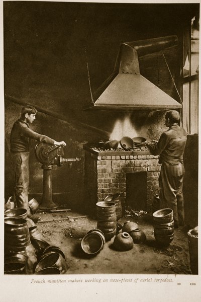 Fabricantes franceses de munição trabalhando em peças de nariz de torpedos aéreos, 1914-19 de French School