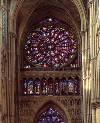 Arquitectura gótica: vista da roseta da Catedral de Notre-Dame (Notre Dame) de Reims feita no século XIII. Reims, Marne de French School