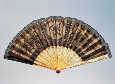 Ventilador de meia-lua com borboleta bordada, folha de seda clara em renda chantilly e costelas madrepérola de French School