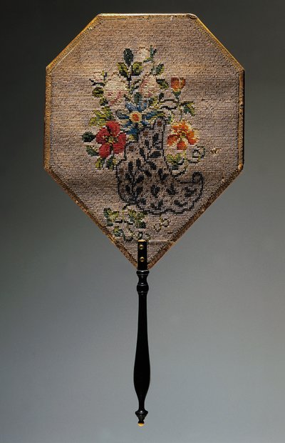 Ventilador manual, cartão coberto de cetim com motivo floral bordado em missanga, cabo de madeira, comprimento 41,9 cm de French School