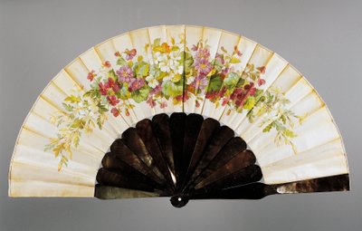 Fã de mão com motivos florais, seda pintada e madrepérola, criada por Felix Alexandre, Paris de French School