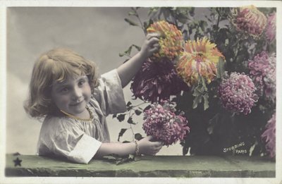 Menininha com flores (foto colorida) de French School