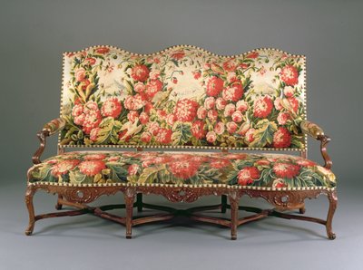 Louis XIV Canape, c.1710 (nogueira e tapeçaria esculpida) (ver também 220170) de French School