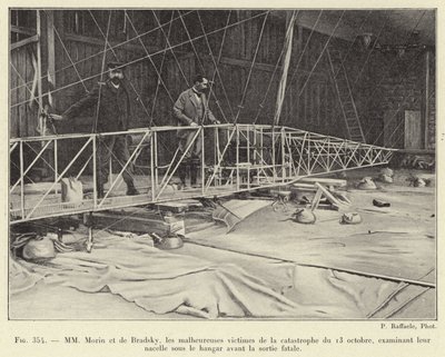 Sr. Morin e Sr. de Bradsky, as infelizes vítimas do desastre de 13 de outubro, examinando sua cesta sob o hangar antes da saída fatal (gravura) de French School