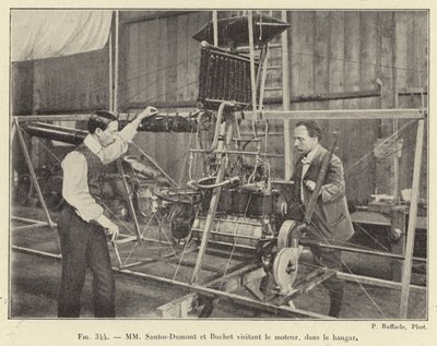 Sr. Santos-Dumont e Sr. Buchet visitando o motor, no hangar (gravura) de French School