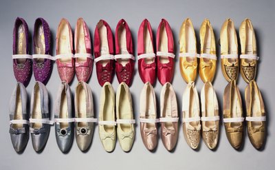 Sapatos Mary Chamberlains, 1890 (cetim de seda) de French School