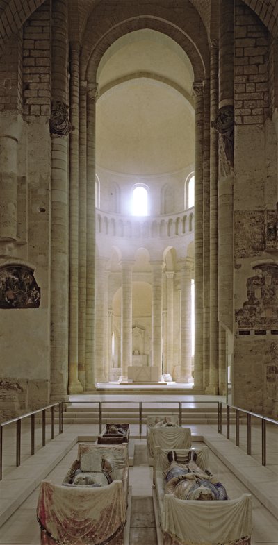 Nave e abside da igreja da abadia com as efígies de Henrique II (1133-89) Rei da Inglaterra e sua esposa, Eleanor de Aquitânia (d.1204) de French School