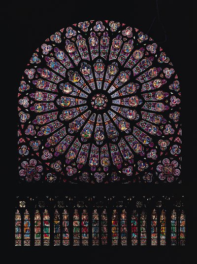 Janela do rosário do transepto norte, representando a Virgem e o Menino no centro, rodeada de caracteres do Antigo Testamento, concebida em c.1250 de French School