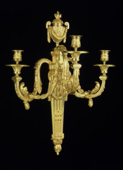 Um de um par de luzes de parede de três ramos de Louis XVI, c.1775 (ormolu) de French School