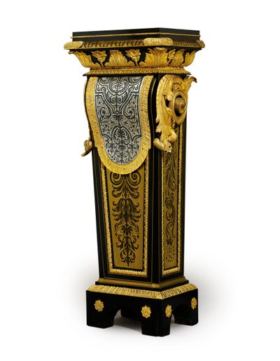 Um de um par de pedestais de marchetaria Luís XV, possivelmente encomendado por Claude-François Julliot, c.1750-60 (estanho Boulle montado em ormolu, chifre incrustado de latão e carapaça de tartaruga) (ver também 469020) de French School