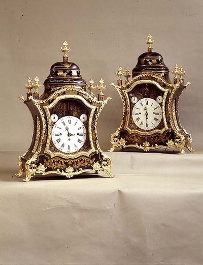Par de relógios com suportes em ormolu, movimento de Charles Cabrier, início do século XVIII (laca e ormolu) de French School