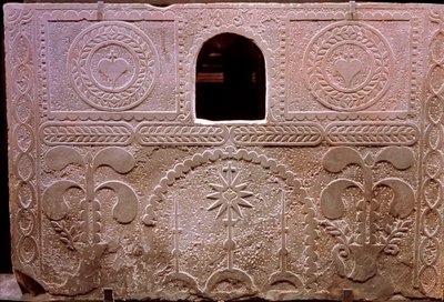 Placa de lareira camponesa. Do oeste da França. Do século XVIII. Museu Nacional de Artes e Tradições Folclóricas. de French School