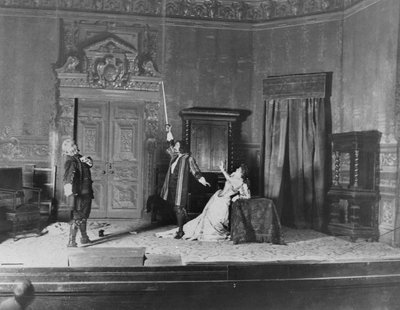 Performance de Ruy Blas (1838), de Victor Hugo (1802-85), com Paul Mounet (1847-1922), no papel de Don Salluste, Mounet-Sully (1841-1916), no papel de Ruy Blas, e Marthe Brandes ( 1862-1930) em t de French School
