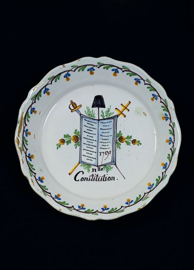 Prato adornado com o Livro da Constituição, associado às Três Ordens, 1791 (cerâmica) de French School