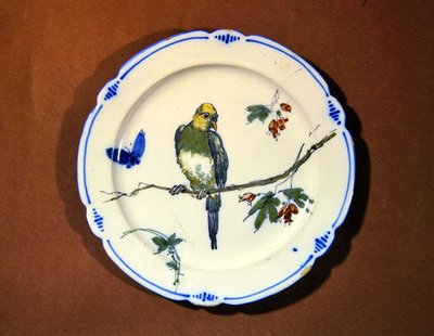 Prato decorado com pássaro, borboleta e flor, fabricação Bourg-la-Reine (faiança) de French School