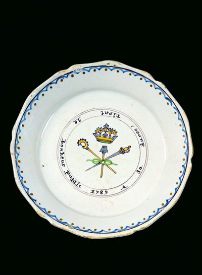 Placa decorada com as três ordens sob a coroa real, 1789 (cerâmica) de French School