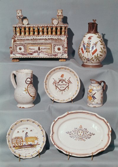 Pratos, prato, jarro, pote de tabaco; escrita caso e caneca inscrita com motivos e slogans da Revolução Francesa, final do século XVIII (faiança) de French School