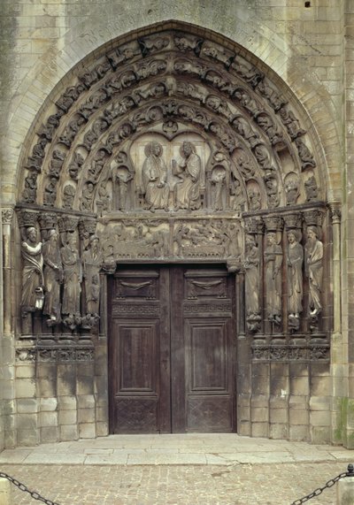 Portal e esculturas circundantes com figuras e cenas bíblicas incluindo o Entombamento (foto) de French School