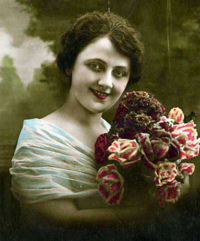 Retrato de uma mulher segurando um ramo de flores c. 1898 (foto colorida à mão) de French School