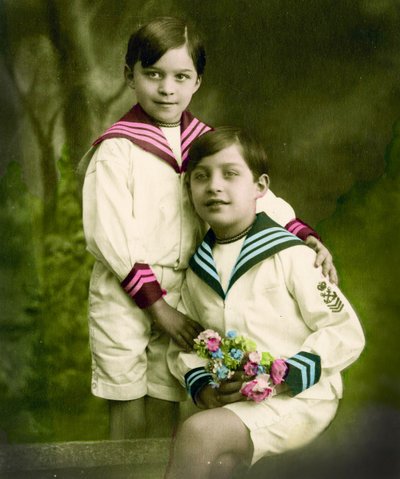 Retrato de dois meninos c.1898 (foto colorida à mão) de French School