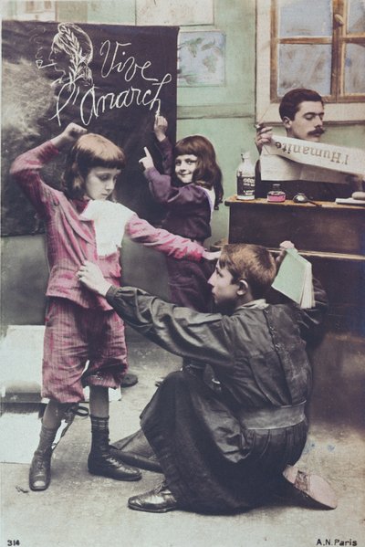 Postal criticando o sistema secular de educação, c.1910 de French School