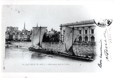 Cartão postal retratando barcaças no Loire em Saumur, França, antes de 1914 (foto p/b) de French School