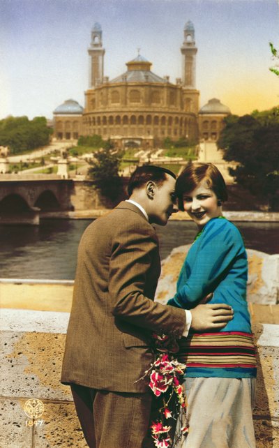 Postal representando os amantes em Paris ao lado do Sena, c.1930 de French School
