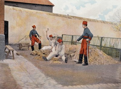 Prisioneiros em Biribi (prisioneiros quebrando seixos) - em "Álbum Militar" - caçadores africanos de French School