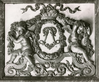 Putti flanqueando o inicial L na porta do Salon des Gardes de la Reine (trabalho de estuque) de French School